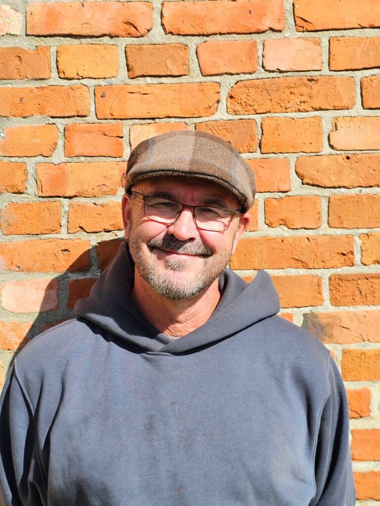 Oprichter van I For Horse & The Coaching Horse Academy. Internationaal systemisch coach en trainer. Bekend om zijn scherpe vragen en diepe inzichten.