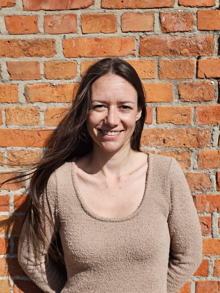 De Mama Manager. Helpt mama’s om hun gezin en werk weer op één lijn te krijgen. Praktisch, eerlijk en altijd met systemen die écht werken in een leven vol kinderen en chaos.