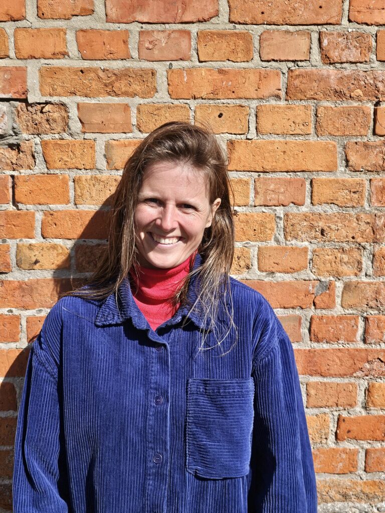 Dierenarts, osteopaat, acupuncturist & Horse Reflected Coach. Ze leest de subtiele signalen van paarden en vertaalt die naar inzichten die jij zelf nog niet kan benoemen.